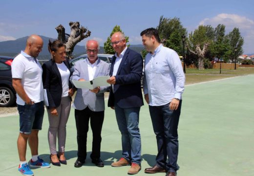 O presidente de Portos de Galicia, José Juan Durán, visita o renovado vial de acceso ao ecoparking de Noia